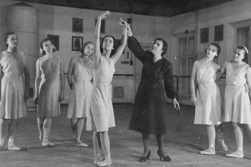 Agripina Vaganova with her students, training according to the Vaganova method.